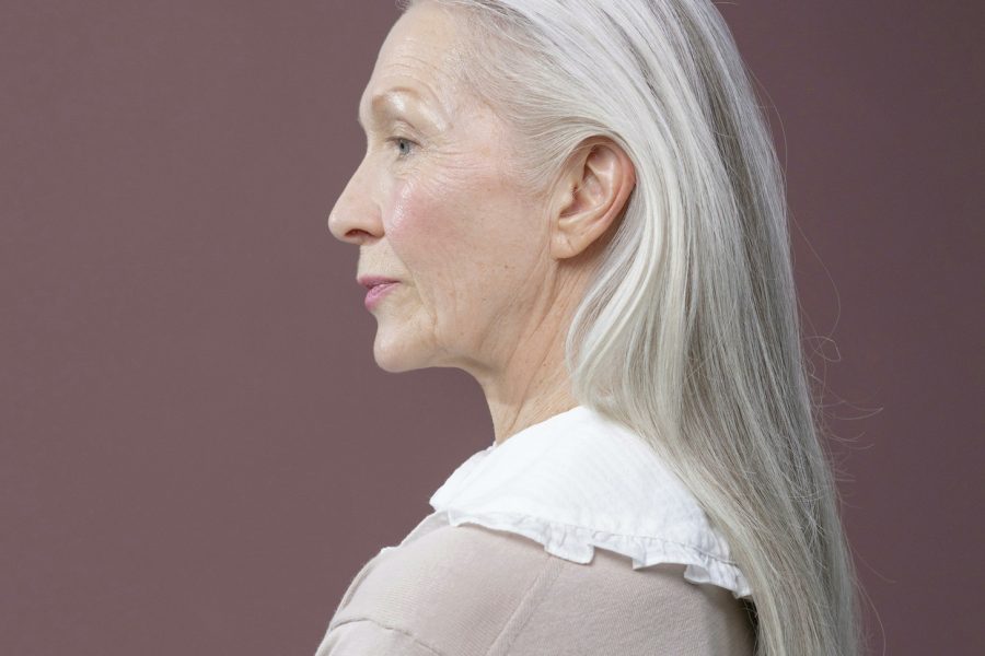 Jak dbać o siwe włosy, aby były zdrowe i pełne blasku